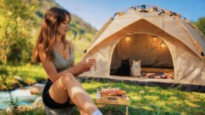 Одиночный кемпинг девушки, одна в дикой природе.