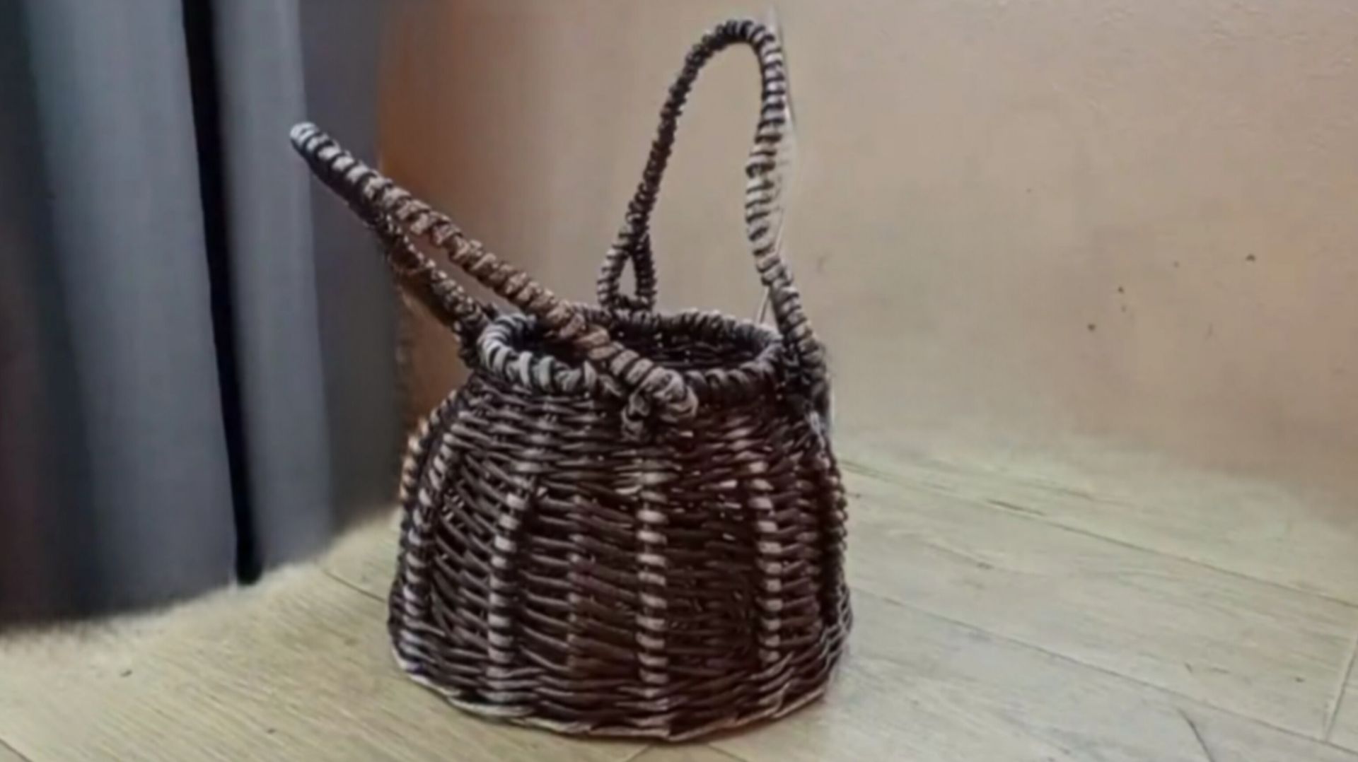 МК. Коричневая корзинка из бумажной лозы. #128