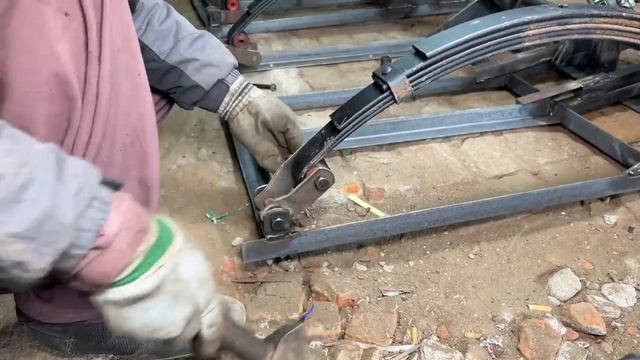 Производственный процесс изготовления большегрузной оси рикши.