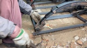 Производственный процесс изготовления большегрузной оси рикши.