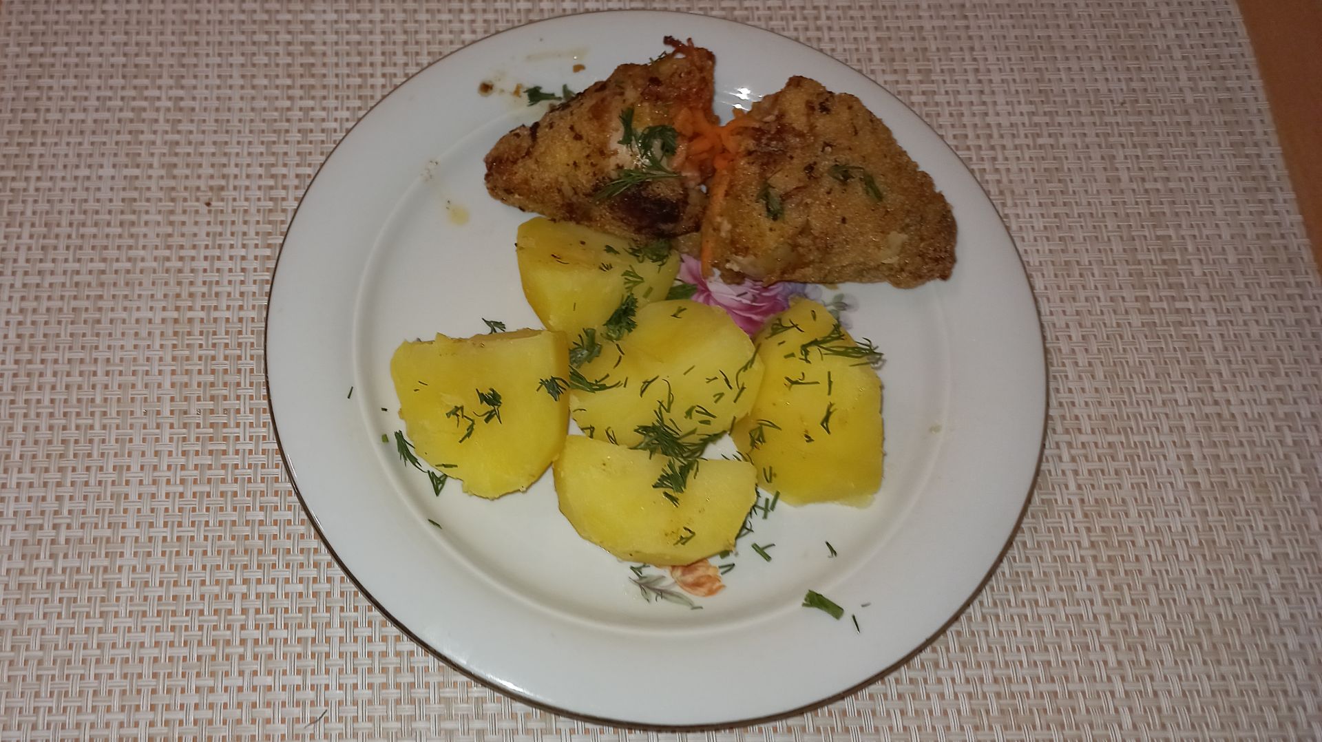 Новости из кухни. Куриная голень фаршированная корейской морковью и отварной картофель