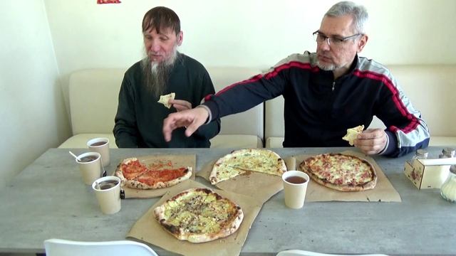 Пицца на дровах пробует Грибабас и Клюкер