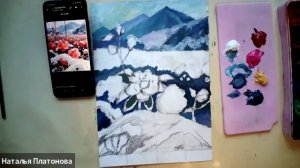 Цветы в снегу на фоне гор