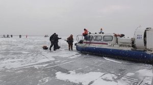 Лед треснул и рыбалка едва не стала последней: спасатели сняли трех человек со льда Финского залива