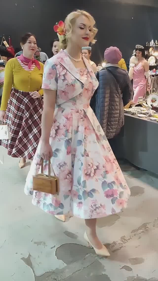 Девушки в винтажных нарядах на маркете Мосвинтаж