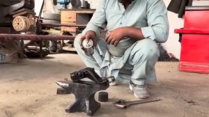 Пакистанский токарь починил заржавевший и сломанный регулятор тормозного колеса