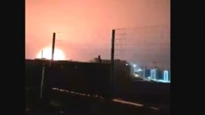 Момент прилёта в израильском городе Арад на юге страны. ПОГИБШИХ ТИПА НЕТ. 88 УВЕЗЛИ НА СКОРОЙ.