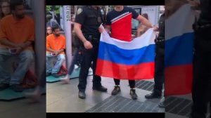 Флаг России и американскике копы 🙃