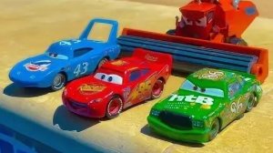 МУЛЬТИКИ ПРО МАШИНКИ 🚗 МОЛНИЯ МАКВИН И КРУЗ РАМИРЕС ПЫТАЮТСЯ ОБОГНАТЬ ШТОРМА. ТРАССА В ПРИСТОНЕ 777