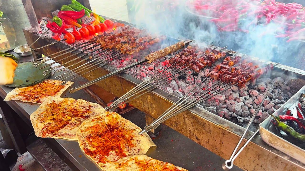 Секреты турецкой уличной еды: от продавцов до вашей тарелки.