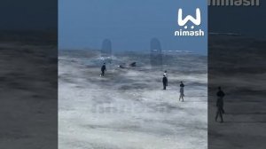 Не ходите по тонкому льду.На Волге три человека провалились под лёд.Он не выдержал их веса.