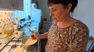 Ничего не поделать! Сегодня у нас манная каша котлеты и сдобная лепешка.