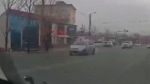 Чудовищный ветер срывает крыши с домов и сносит заборы во Владивостоке.