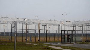 Я мог бы вывернуться из-под ноги садиста, мог бы его и нокаутировать, даже скованный браслетами...