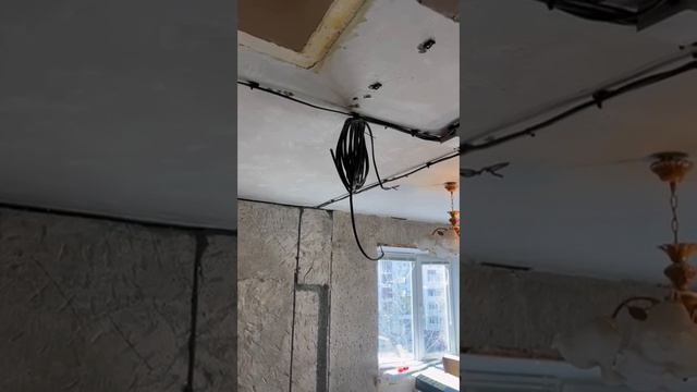 Поменяли полностью электропроводку, квартира вторичка 31, кв/м электропроводка открытая по потолку,