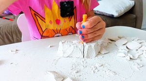 Милана ведёт поиски Динозавров.