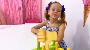 Настя и папа готовят фруктовое мороженое - Настя помог