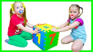 Милана с папой и их друзьями играют в забавные игры