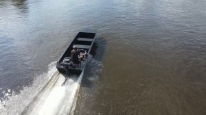 Лодка болотоход Гунч 570 mud на дистанции.