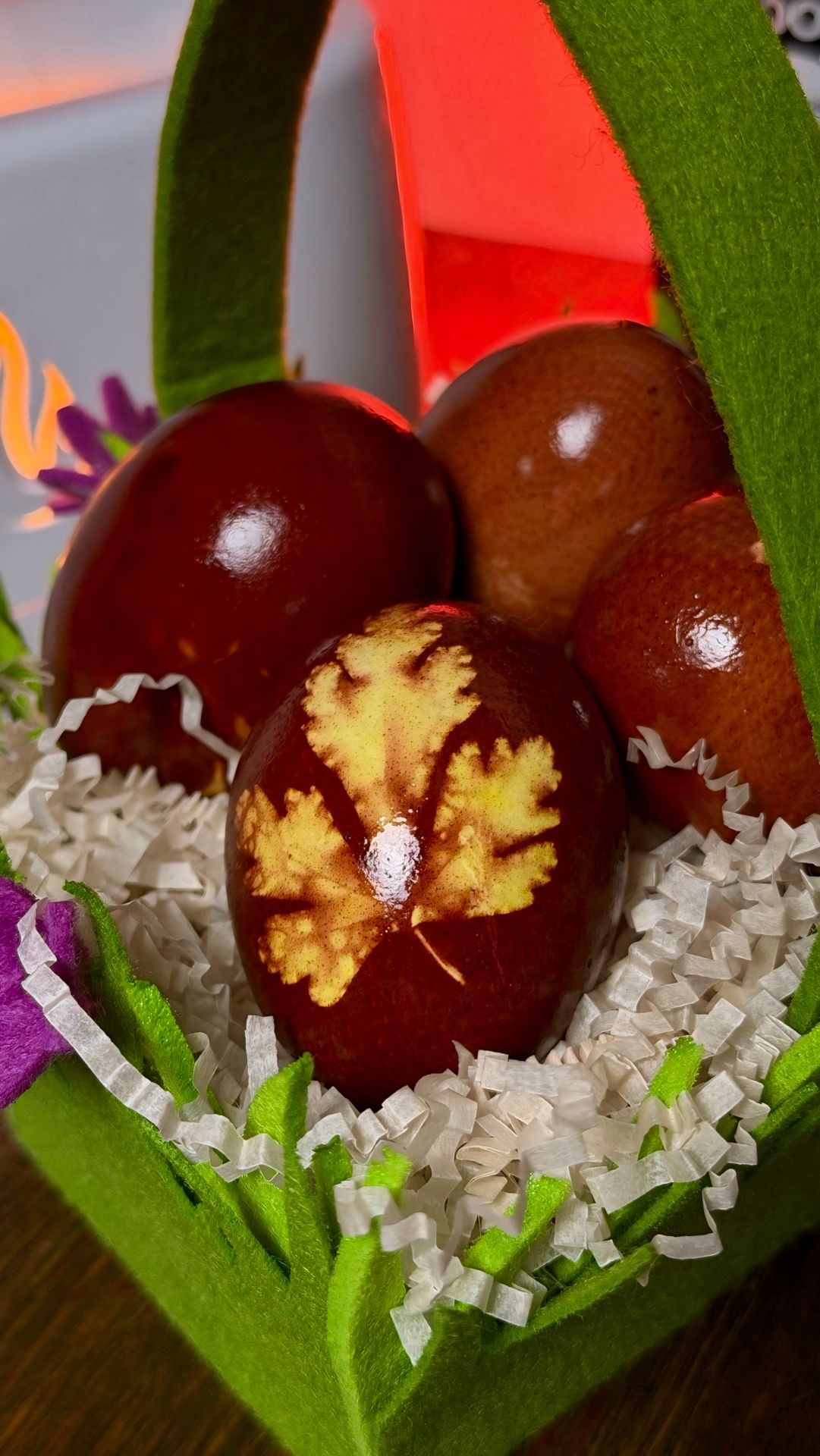 Покраска яиц шелухой с рисунком из петрушки