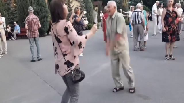 Танцы на отдыхе, дед рвёт танцпол в клочья зажигает так что молодые завидуют