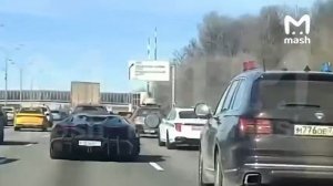 По Москве прокатился Lamborghini Revuelto за примерно 100 МИЛЛИОНОВ рублей в сопровождении кортежа.