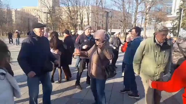 В СИНИХ КОЛЕЧКАХ ДЫМА ТАНЦЫ ХАРЬКОВ МАРТ 2026 смотреть онлайн