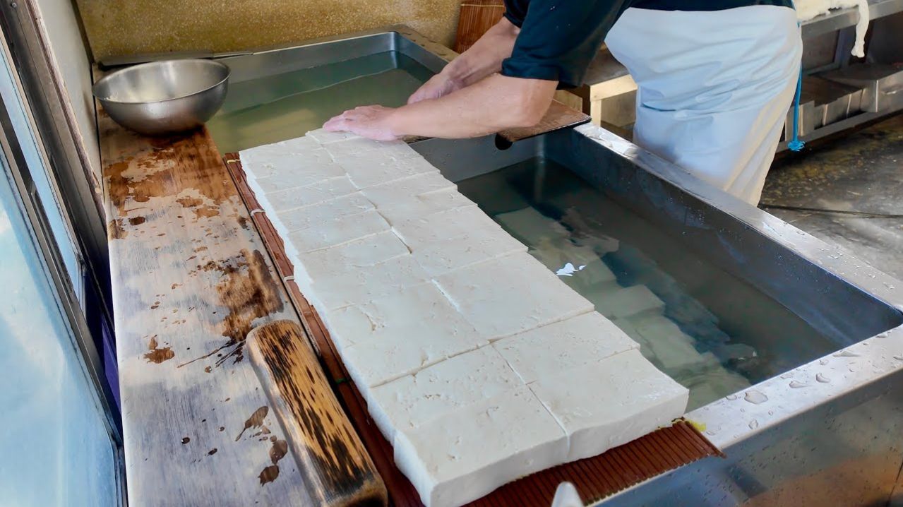 Взгляд на мастера, который создает сыр тофу в своей мастерской