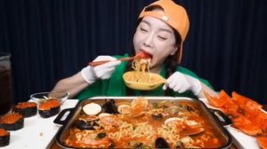 Мукбанг лапша, гунканы и лобстер Еда на камеру  Корейский мукбанг