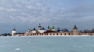 По льду Сиверского озера у стен Кирилло-Белозерского монастыря Рыбаки на озере март