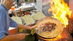 Лапша с жареным угрем, свиные почки в кунжутном масле. Лапша с жареным лососем, жареные пельмени