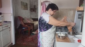 Жизнь в деревне. Что сегодня на обед у пенсионеров. Вкусно кушаем, поговорим