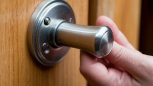 Всё просто! Установка ручки защелки (кноб)