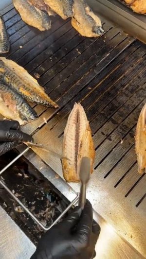 Разделка рыбы. убираем кости из готовой скумбрии 🐟