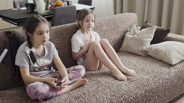 мы с Амелией Амелией смотрим игры, март 2026