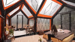 Кемпинг в дождливую погоду в надувной палатке.