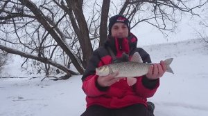 ГЛУБИНА 30см на микро речке, КЛЮЁТ КРУПНЯК.