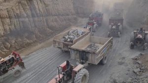 Опасная работа пакистанских трактористов. Чуть не сбил грузовик