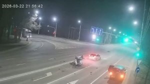 Байкер погиб на месте после того, как влетел в автомобиль, который стоял на светофоре в Луганске.