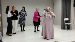 Как хорошо поёт директор.