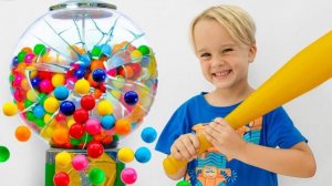 Крис и Майкл играют с гигантским автоматом для жевательной резинки.