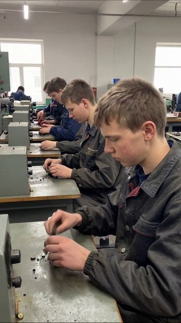 Безысходность рутины: жизнь за станком #производство #рутина #безысходность