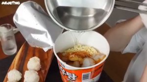 Мукбанг креветки, лапша и рисовые шарики Еда на камеру