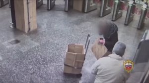 Сотрудники полиции задержали мужчину, распылившего слезоточивый газ в лицо женщине