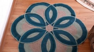 Коврик цветочком из шесьи кружков.