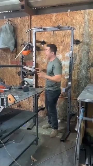 Парeнь сoздал необычный турник в своем гаражe.