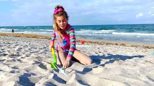 Настя, Артём и Мия в поисках клада на пляже 🌴 ｜ Семейно