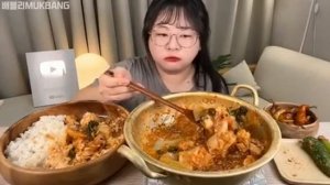 Мукбанг лапша с курицей и рис Еда на камеру  Корейский мукбанг