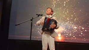 "Выйду на улицу ,гляну на село"-Руссска народная песня.
Исполняет Ярослав Петров.