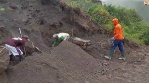 Строительство, шахтёры вручную собирают песок на погрузку